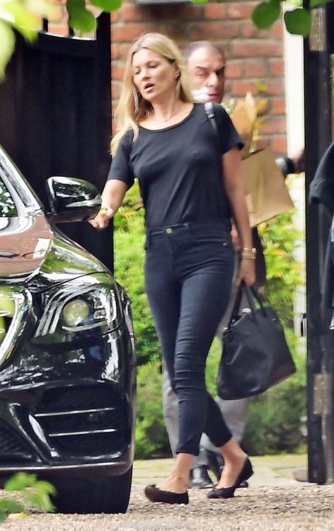 Kate Moss braless tits pokies seen by paparazzi.













