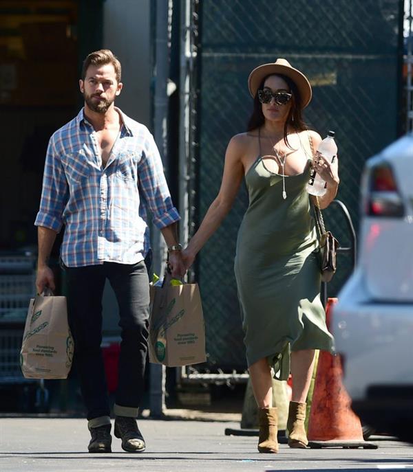 Nikki Bella braless boobs in a green dress seen by paparazzi.
















