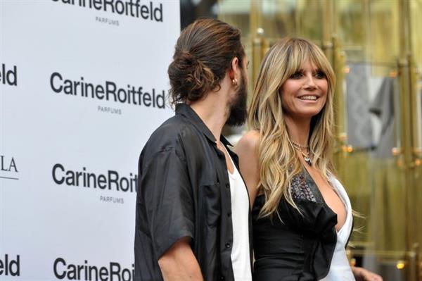 Heidi Klum sexy braless cleavage showing her boobs in a black and white dress seen by paparazzi.






















