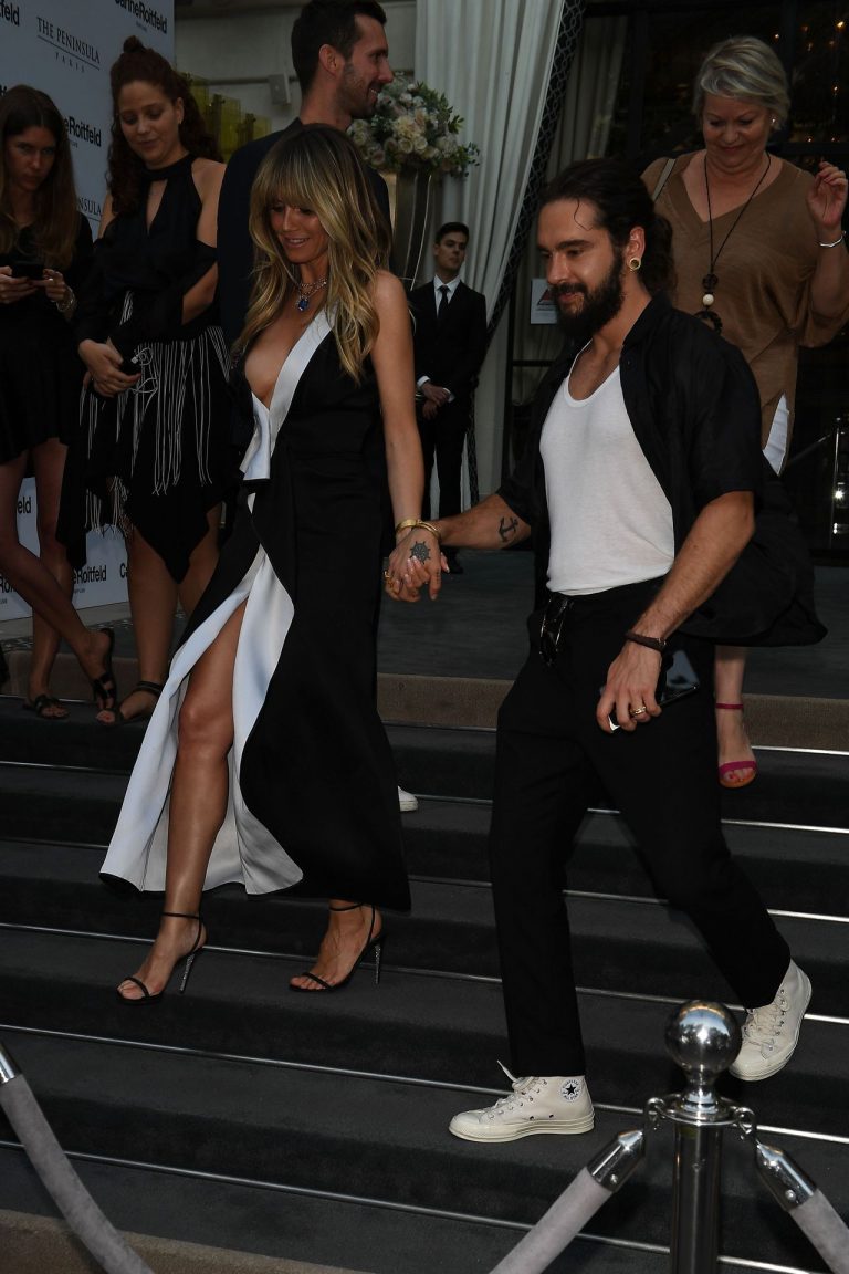 Heidi Klum sexy braless cleavage showing her boobs in a black and white dress seen by paparazzi.






















