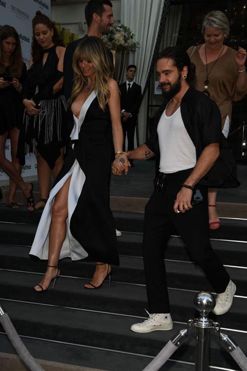 Heidi Klum sexy braless cleavage showing her boobs in a black and white dress seen by paparazzi.






















