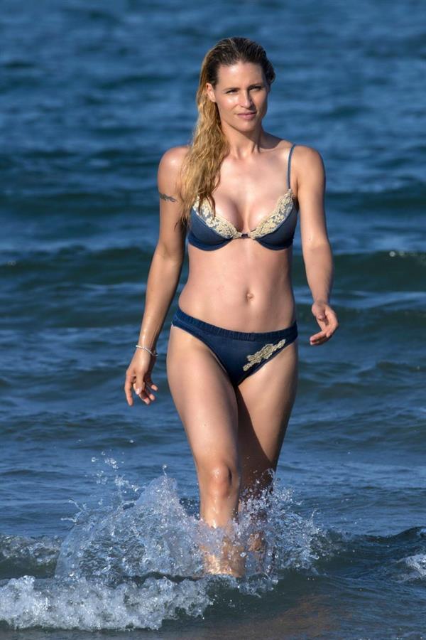 Michelle Hunziker sexy ass bikini body seen by paparazzi at the beach showing nice cleavage.







