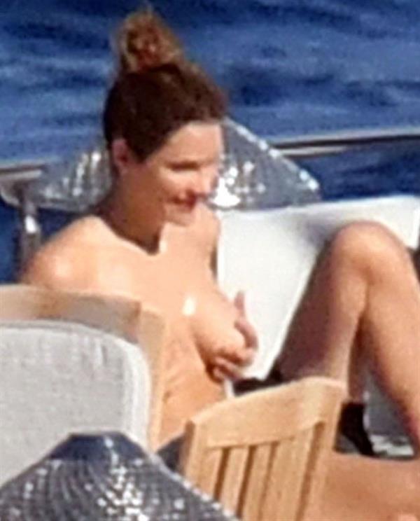 Katharine McPhee nude big boobs caught topless by paparazzi tanning.










