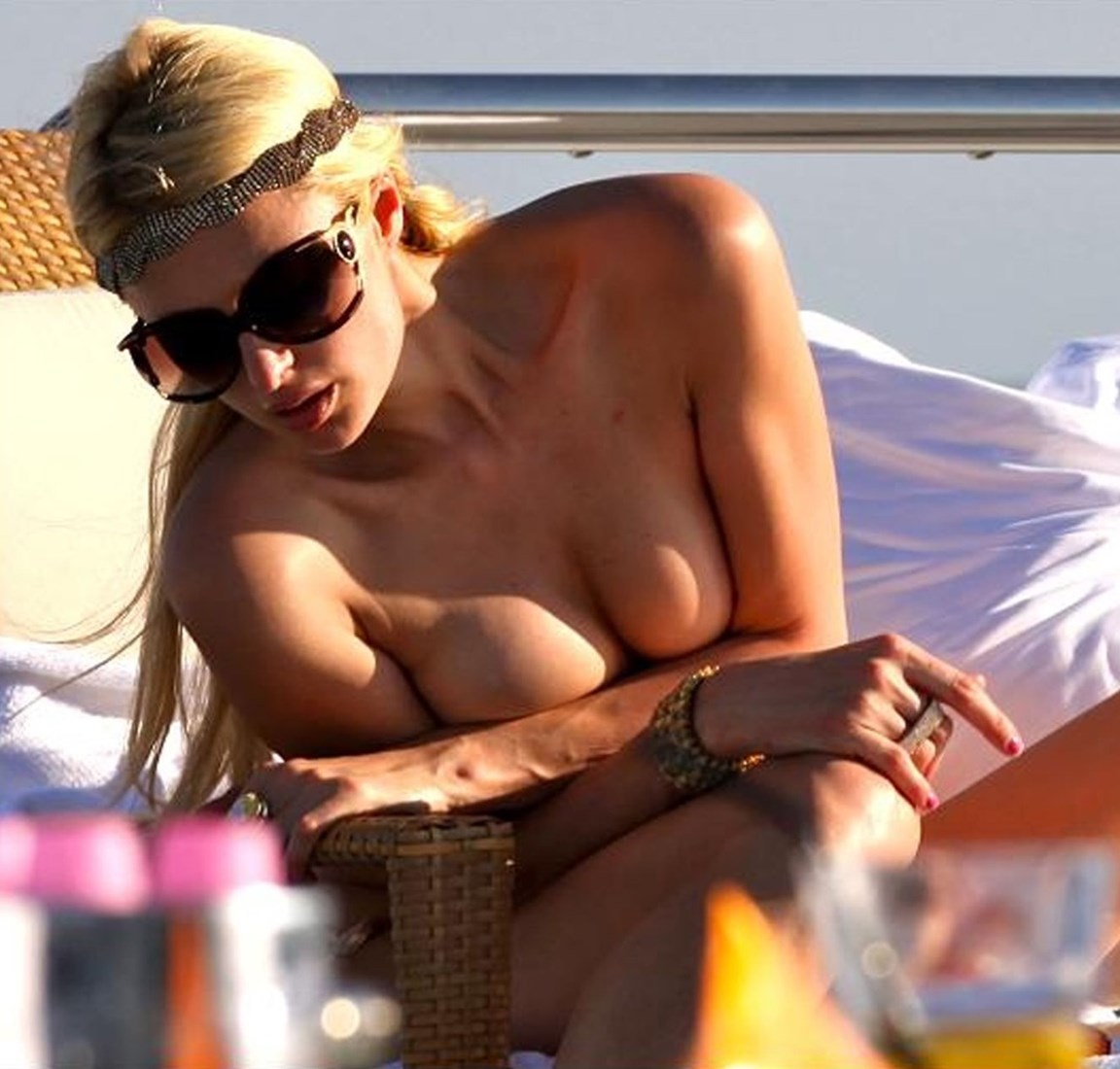 Paris Hilton nude tanning caught topless by paparazzi with her boobs expose...