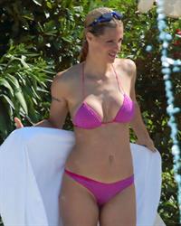 Michelle Hunziker sexy ass in a thong bikini seen by paparazzi.



