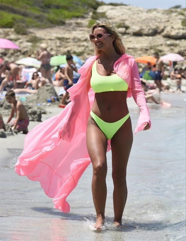 Christine McGuinness in a sexy bikini seen by paparazzi.








