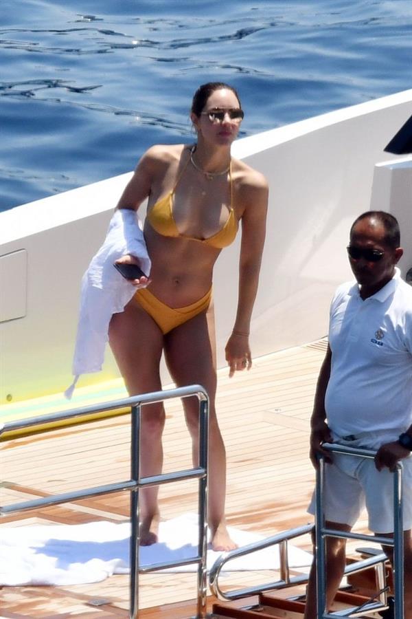 Katharine McPhee in a sexy thong bikini seen by paparazzi showing her ass and boobs.










