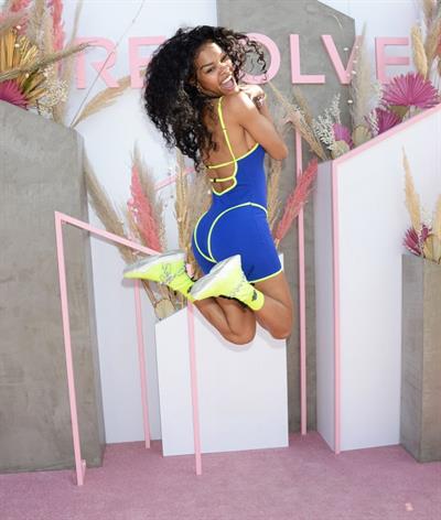 Teyana Taylor sexy in a tight outfit at the Resolve festival during Coachella showing her ass and cleavage.



