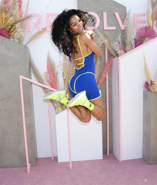 Teyana Taylor sexy in a tight outfit at the Resolve festival during Coachella showing her ass and cleavage.



