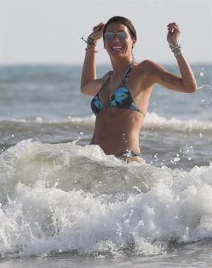 Elisabetta Gregoraci sexy thong bikini showing her sexy ass and cleavage at the beach seen by paparazzi.







