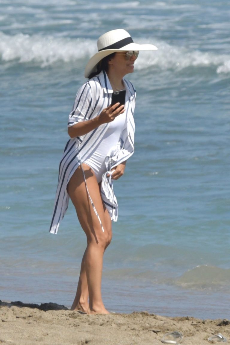 Eva Longoria Pictures Eva Longoria sexy ass in a swimsuit at the beach seen by paparazzi.