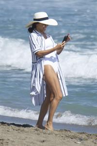 Eva Longoria sexy ass in a swimsuit at the beach seen by paparazzi.
















