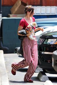 Scout Willis braless boobs in a small top seen by paparazzi.

















