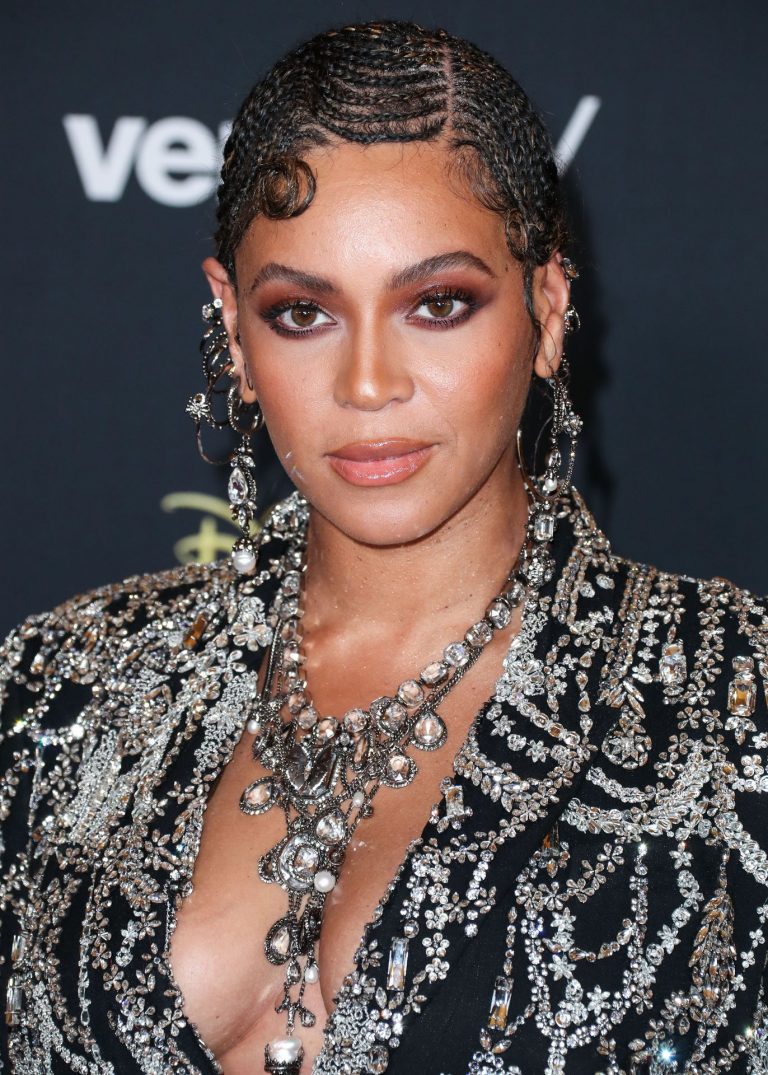 Beyoncé Knowles Pictures Beyonce braless boobs and areola peek showing off nice cleavage on the red carpet for the premiere of  The Lion King .
