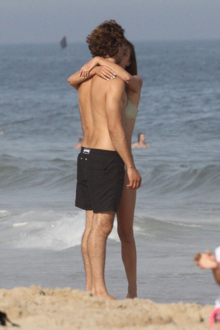 Nina Agdal sexy ass in a thong bikini at the beach with her boyfriend seen by paparazzi.











