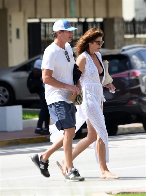 Supermodel Cindy Crawford in a sexy bikini showing nice cleavage seen by paparazzi.





















