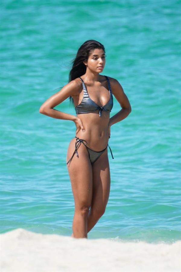 Yovanna Ventura sexy ass in a thong bikini at the beach seen by paparazzi she is Justin Bieber's ex.


