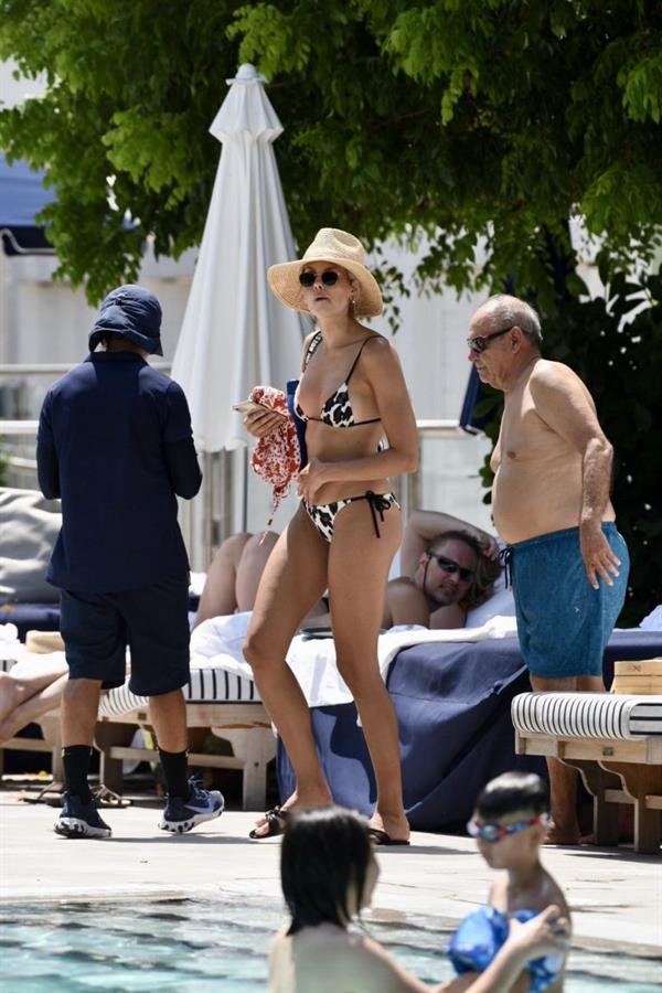 Natalie Roser in a sexy ass bikini by the pool seen by paparazzi.












