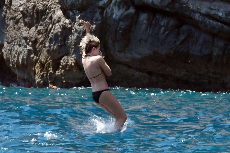 Kristen Stewart Bikini Pictures Kristen Stewart nude boobs caught topless by paparazzi tanning on a boat.