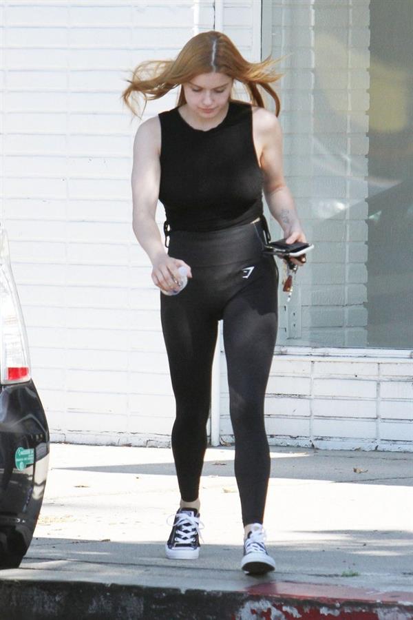 Ariel Winter braless boobs seen by paparazzi in a black top showing her tits pokies.




