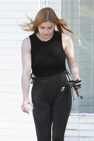 Ariel Winter braless boobs seen by paparazzi in a black top showing her tits pokies.




