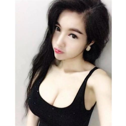 Elly Tran Ha Selfie Pictures Elly Tran Ha taking a selfie