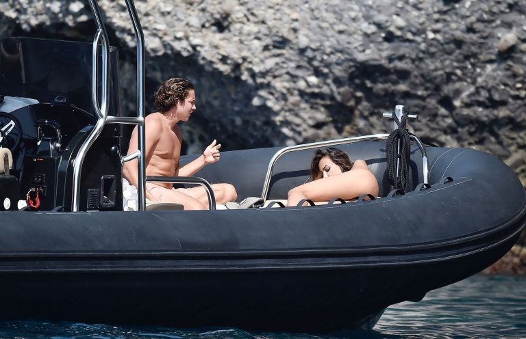 Madalina Diana Ghenea sexy ass and cleavage in a thong bikini seen by paparazzi.



