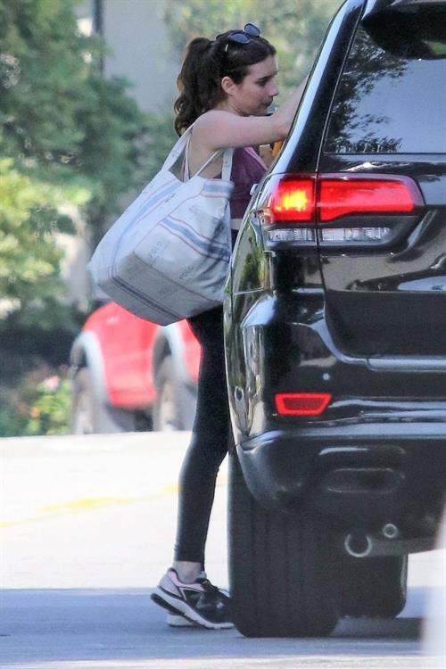 Emma Roberts sexy little ass and thigh gap in tight pants seen by paparazzi with Garrett Hedlund.



