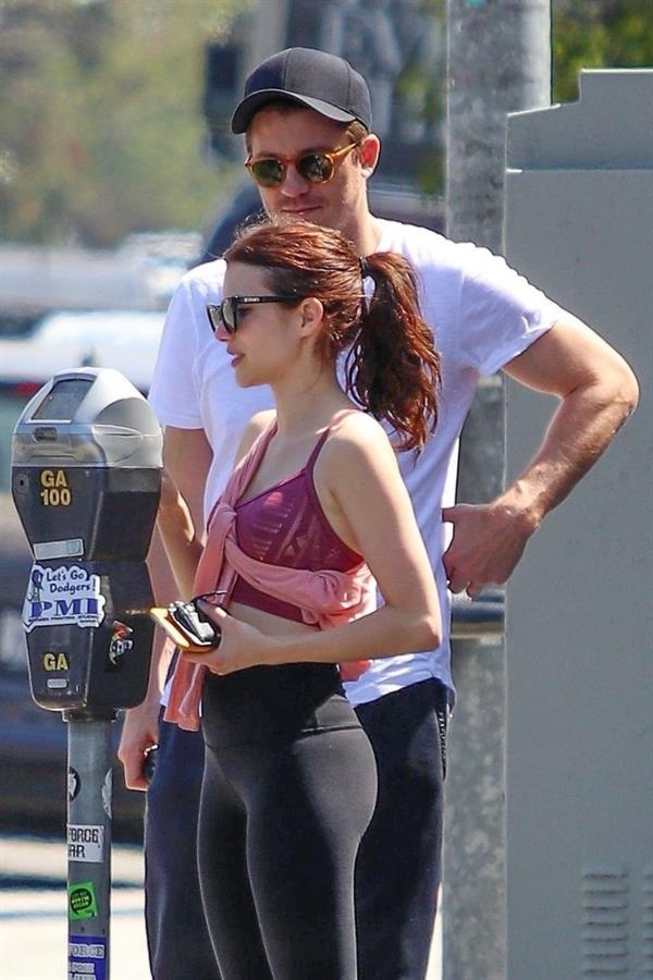 Emma Roberts sexy little ass and thigh gap in tight pants seen by paparazzi with Garrett Hedlund.



