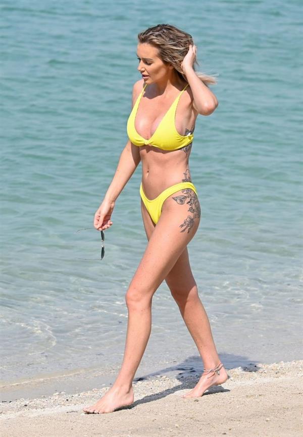 Laura Anderson sexy ass in a bikini showing some nice cleavage at the beach seen by paparazzi.









