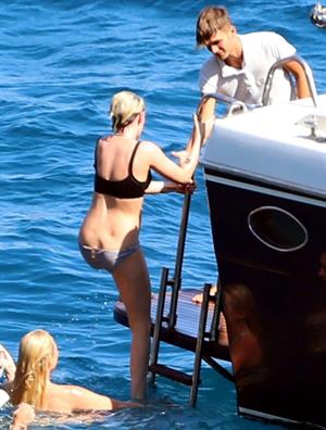 Kristen Stewart and Stella Maxwell sexy lesbians making out on a boat in bikinis seen by paparazzi.










