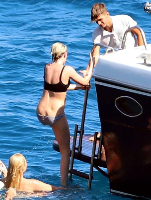 Kristen Stewart Bikini Pictures Kristen Stewart and Stella Maxwell sexy lesbians making out on a boat in bikinis seen by paparazzi.