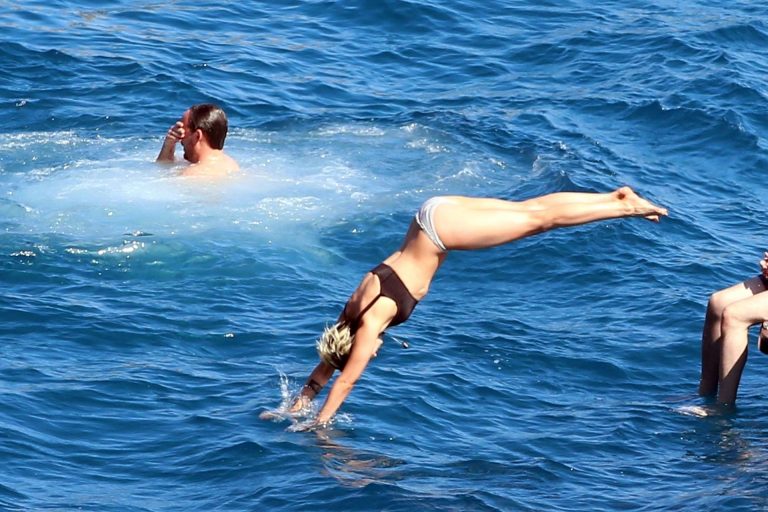 Kristen Stewart Bikini Pictures Kristen Stewart and Stella Maxwell sexy lesbians making out on a boat in bikinis seen by paparazzi.