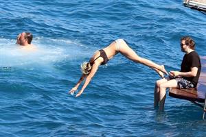 Kristen Stewart and Stella Maxwell sexy lesbians making out on a boat in bikinis seen by paparazzi.










