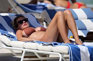 Caroline Vreeland big boobs and sexy ass showing nice cleavage in a thong bikini at the beach seen by paparazzi.


















