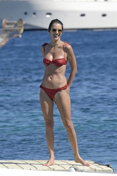 Alessandra Ambrosio perfect model body in a sexy little thong bikini seen at the beach by paparazzi showing nice cleavage and ass.





















