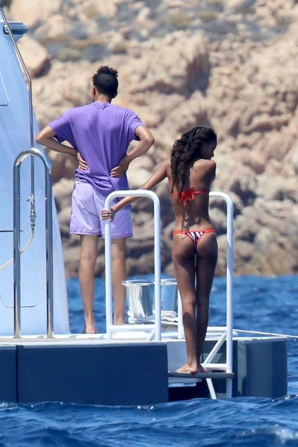 Willow Smith sexy ass in a bikini seen by paparazzi out on the water.






























