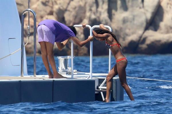 Willow Smith sexy ass in a bikini seen by paparazzi out on the water.






























