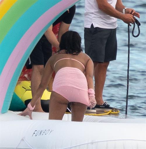 Priyanka Chopra sexy ass in a bikini partying on a yacht seen by paparazzi.










































