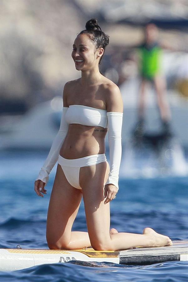 Cara Santana sexy ass in a thong bikini seen by paparazzi with Jesse Metcalfe.












































