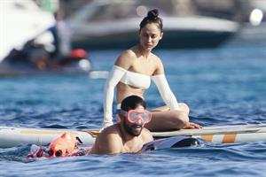 Cara Santana sexy ass in a thong bikini seen by paparazzi with Jesse Metcalfe.












































