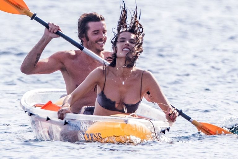 Alessandra Ambrosio sexy at the beach in a thong bikini and flashing her pussy to her boyfriend seen by paparazzi.











