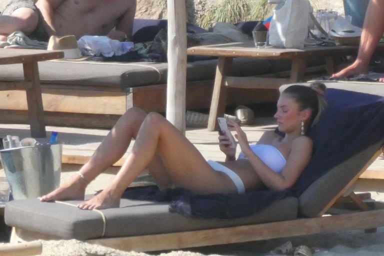Lorena Rae sexy ass in a white bikini at the beach seen by paparazzi.












