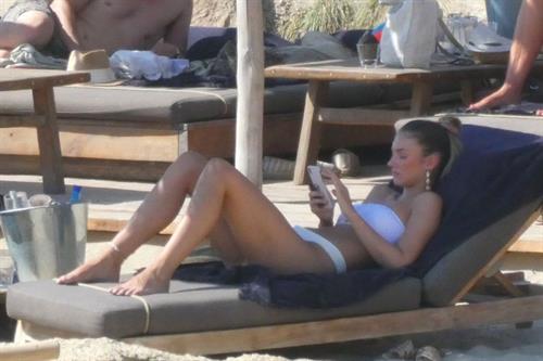 Lorena Rae sexy ass in a white bikini at the beach seen by paparazzi.












