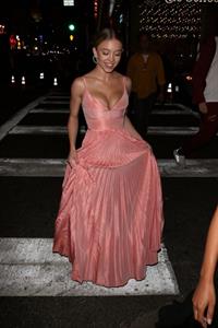 Sydney Sweeney big boobs showing nice cleavage in a sexy dress at the premiere of  Once Upon a Time in Hollywood  seen by paparazzi.












