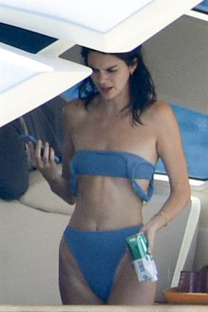 Kendall Jenner in a sexy bikini swimsuit on a yacht with Kourtney Kardashian seen by paparazzi.








































