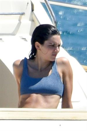 Kendall Jenner in a sexy bikini swimsuit on a yacht with Kourtney Kardashian seen by paparazzi.








































