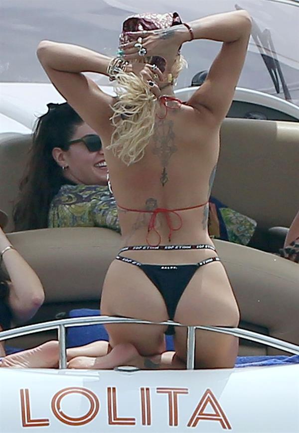 Rita Ora sexy ass in a thong bikini seen by paparazzi.
