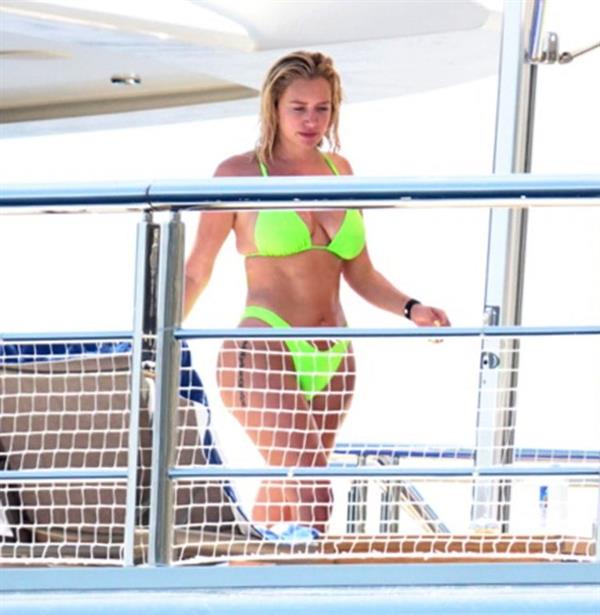 Stassie Karanikolaou sexy ass in a green thong bikini showing nice cleavage with her big boobs seen by paparazzi.








