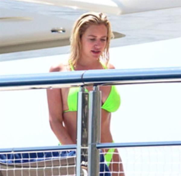 Stassie Karanikolaou sexy ass in a green thong bikini showing nice cleavage with her big boobs seen by paparazzi.








